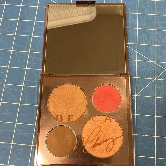 Becca x Chrissy Teigen Glow Face Palette NWOT - Picture 2 of 2